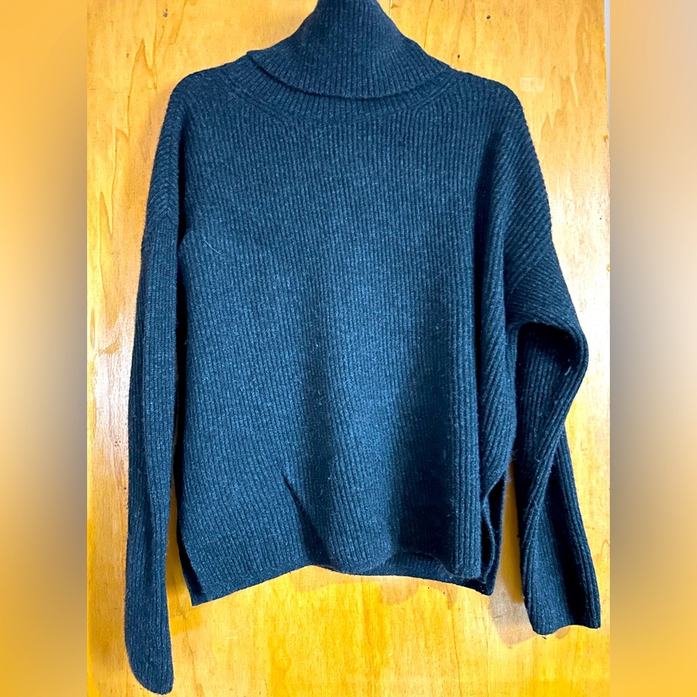 Banana Republic Italian Wool and Cashmere Blend turtleneck in Charcoal Grey!